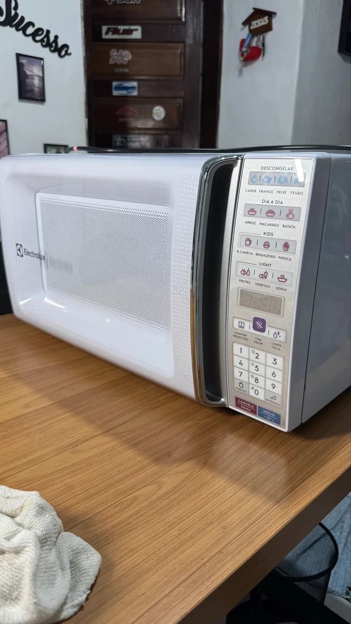 Microondas eletrolux em estado de novo - Foto 3