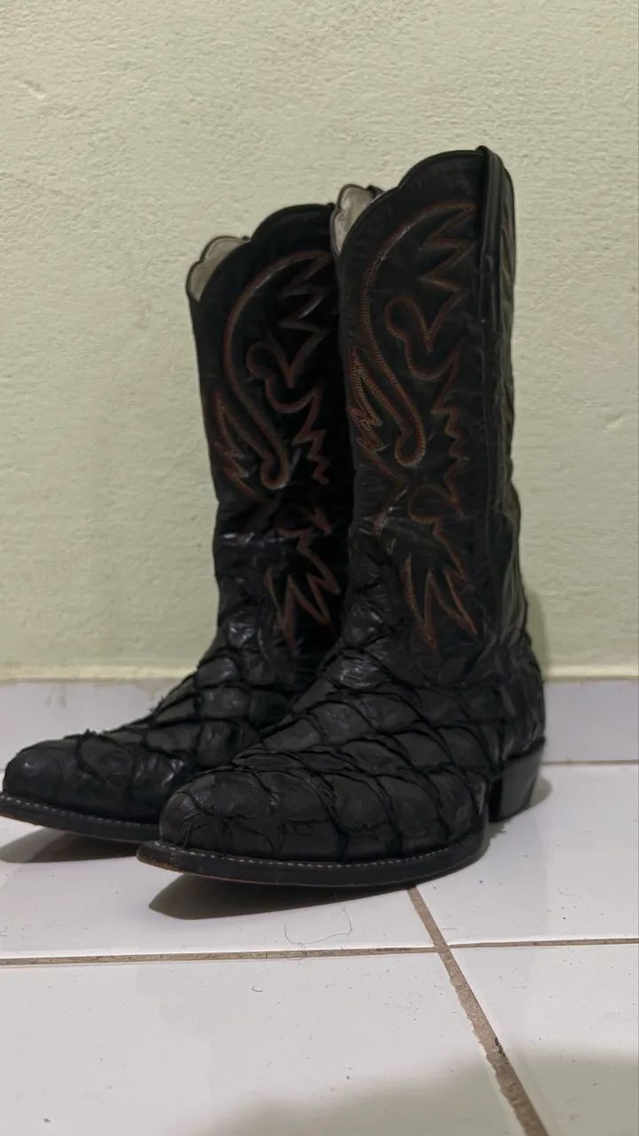 Bota , feita em couro de pirarucu.