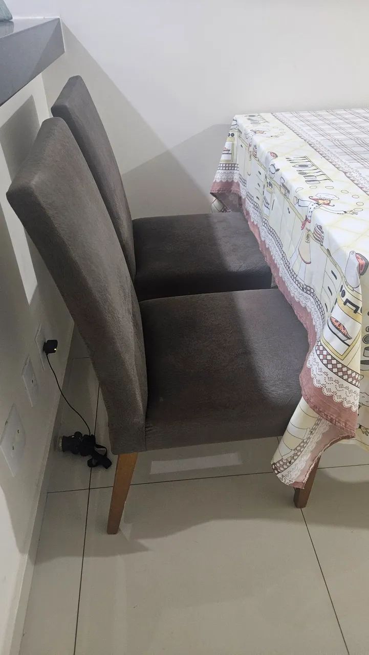 04 cadeiras toda forrada super confortavel