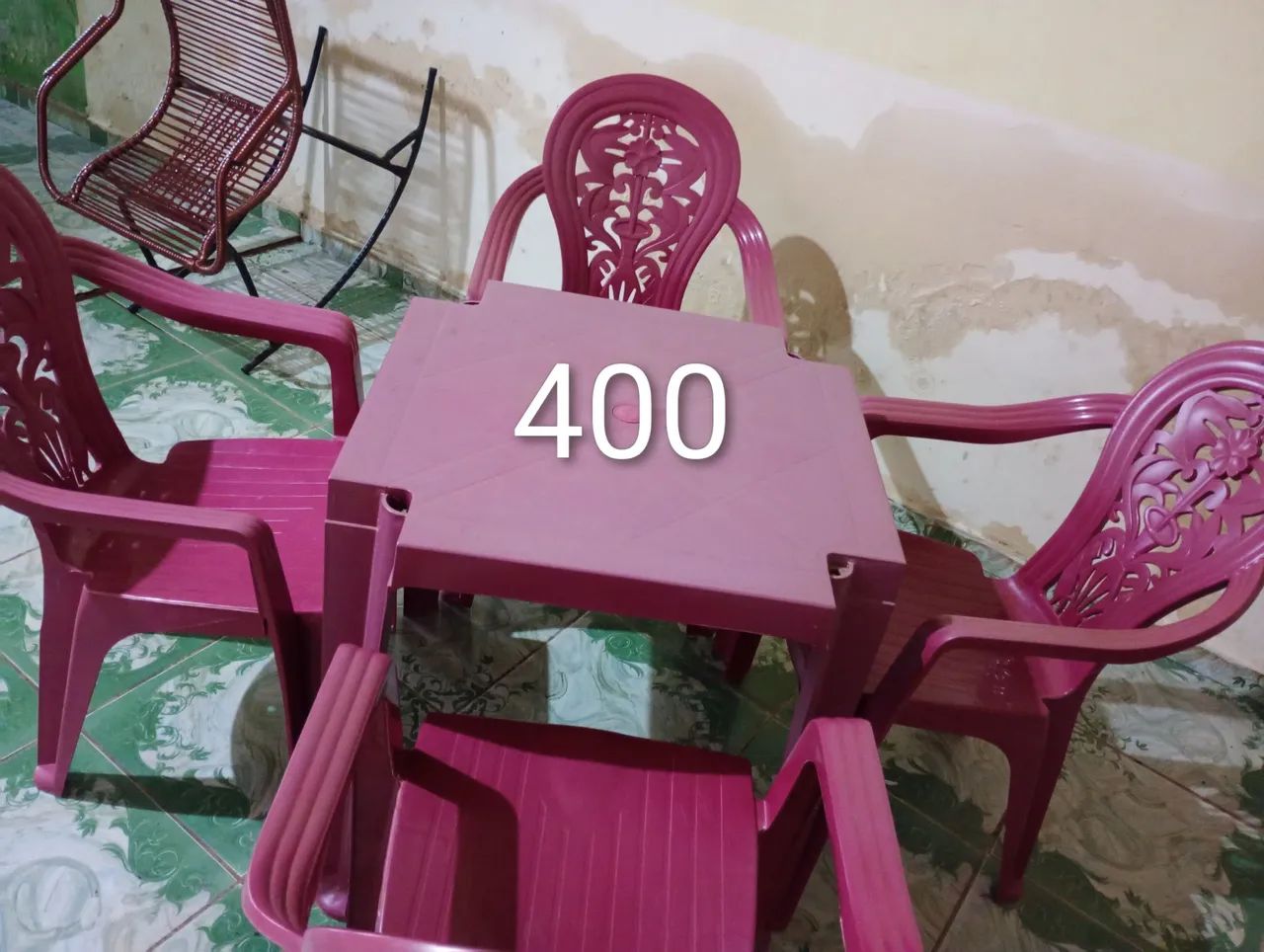 Conjunto de mesa de plástico de 4 cadeira.