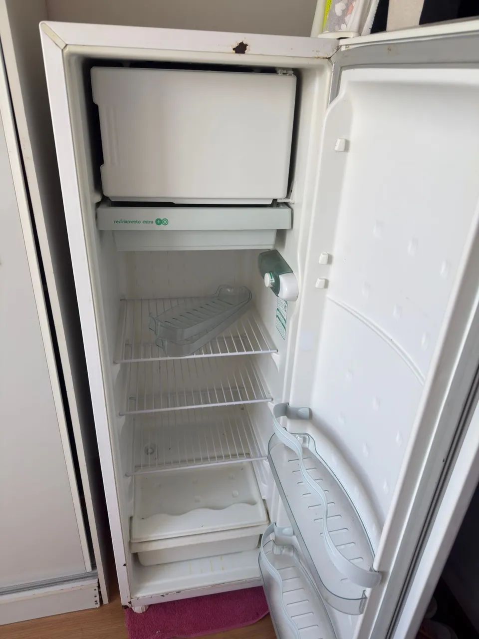 Vendo geladeira semi nova - Foto 3