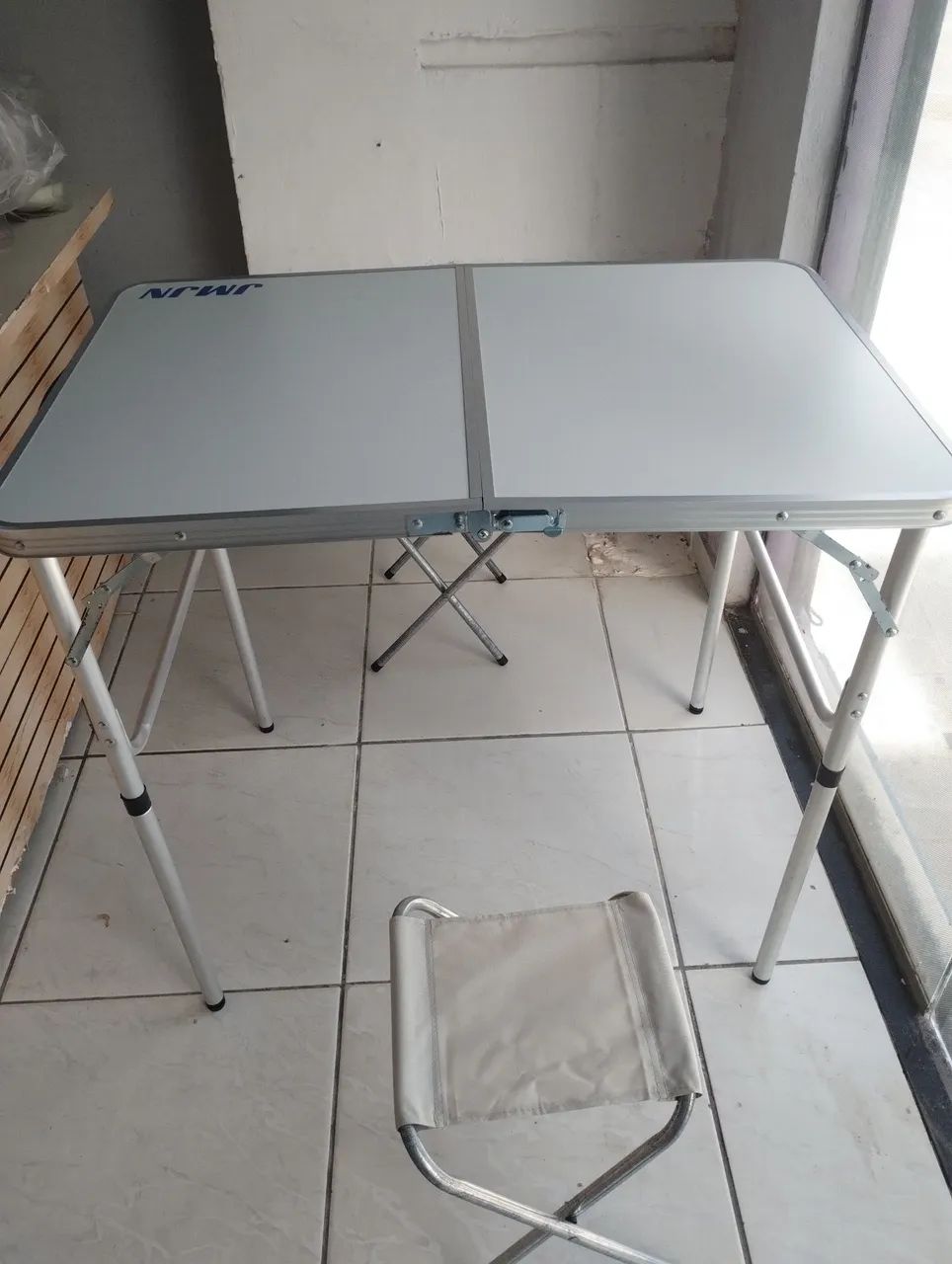 Mesa portátil Nova na caixa 
