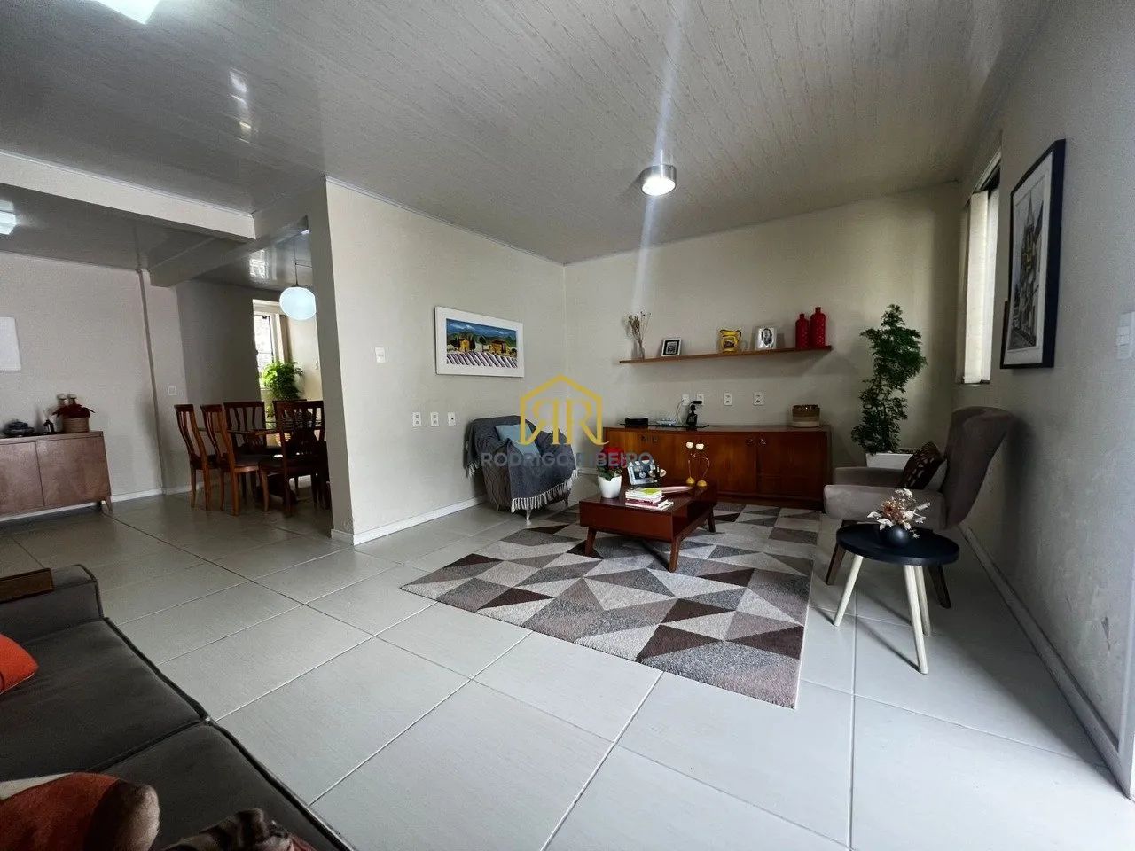 Casa 03 Dorm. com amplo quintal na Agronômica