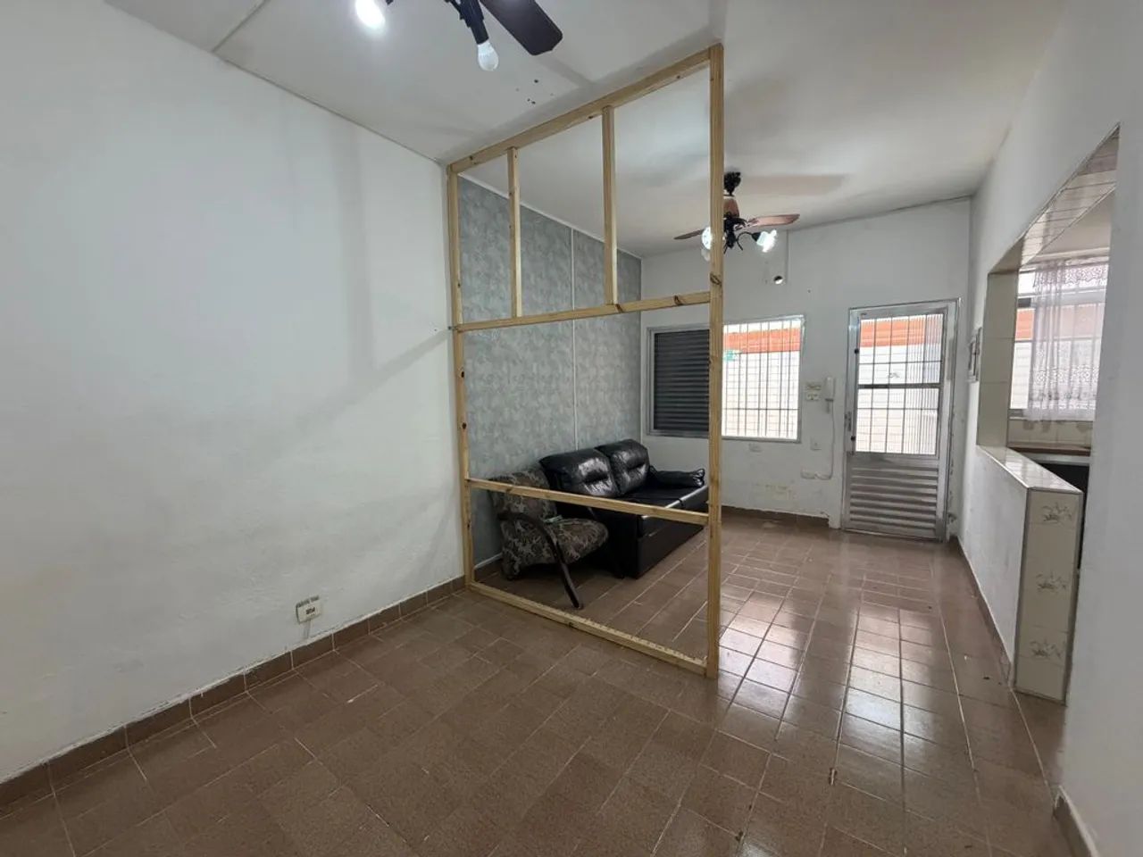 Kitnet térrea com garagem no Canto do Forte - Foto 5