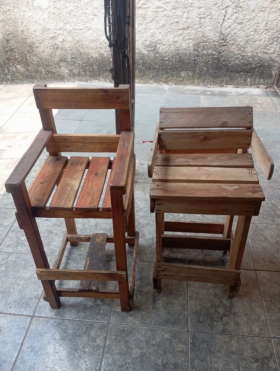 2 Cadeiras infantis de madeira