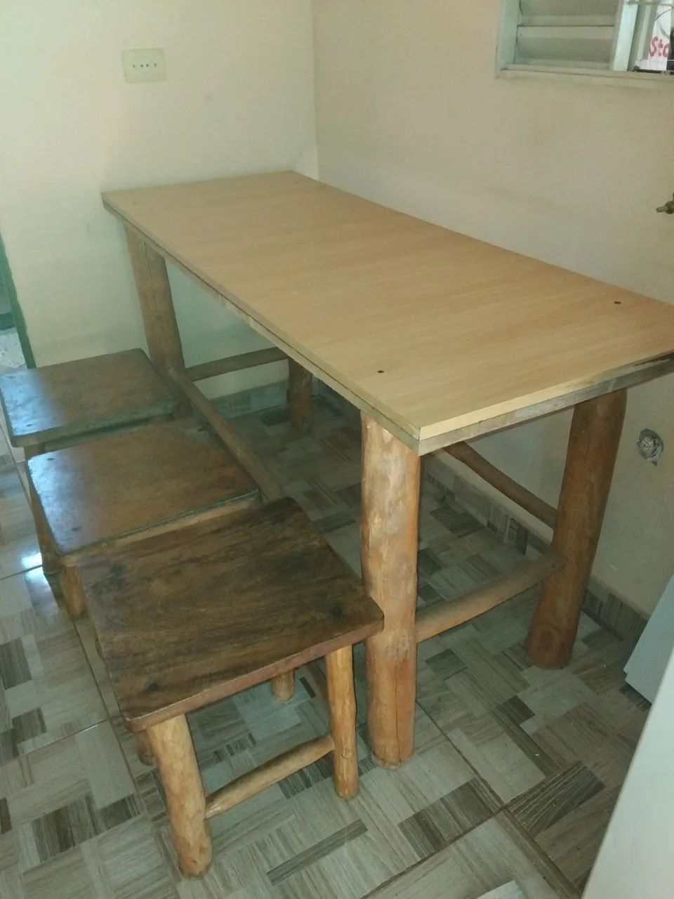 Mesa se Madeira com 3 Tamboretes