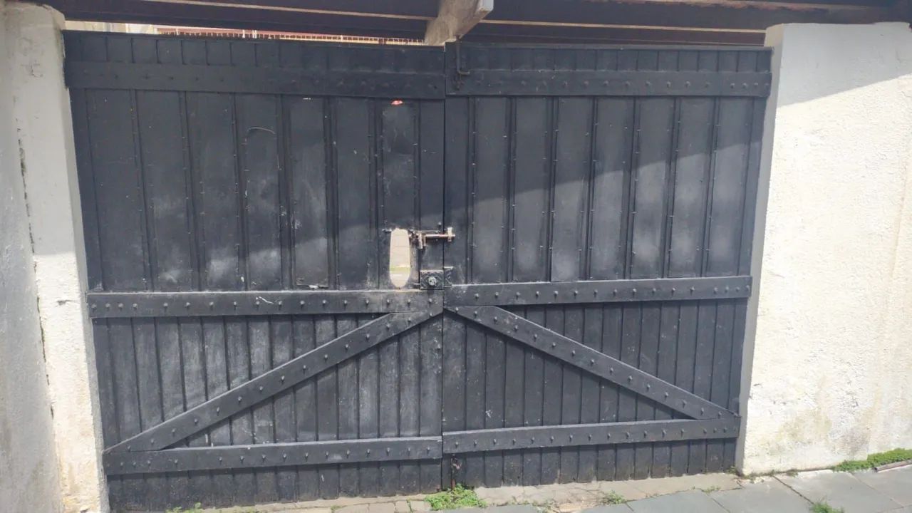 Portão(2,80m por 2,10m) robusto com fechadura nova 2 chaves