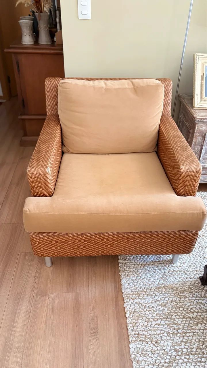 Poltrona de palha e tecido.