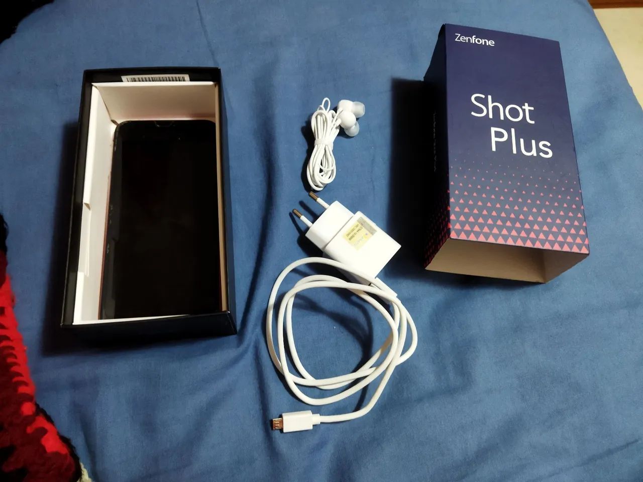 Peças do celular com carregador e fone de ouvido - Foto 3