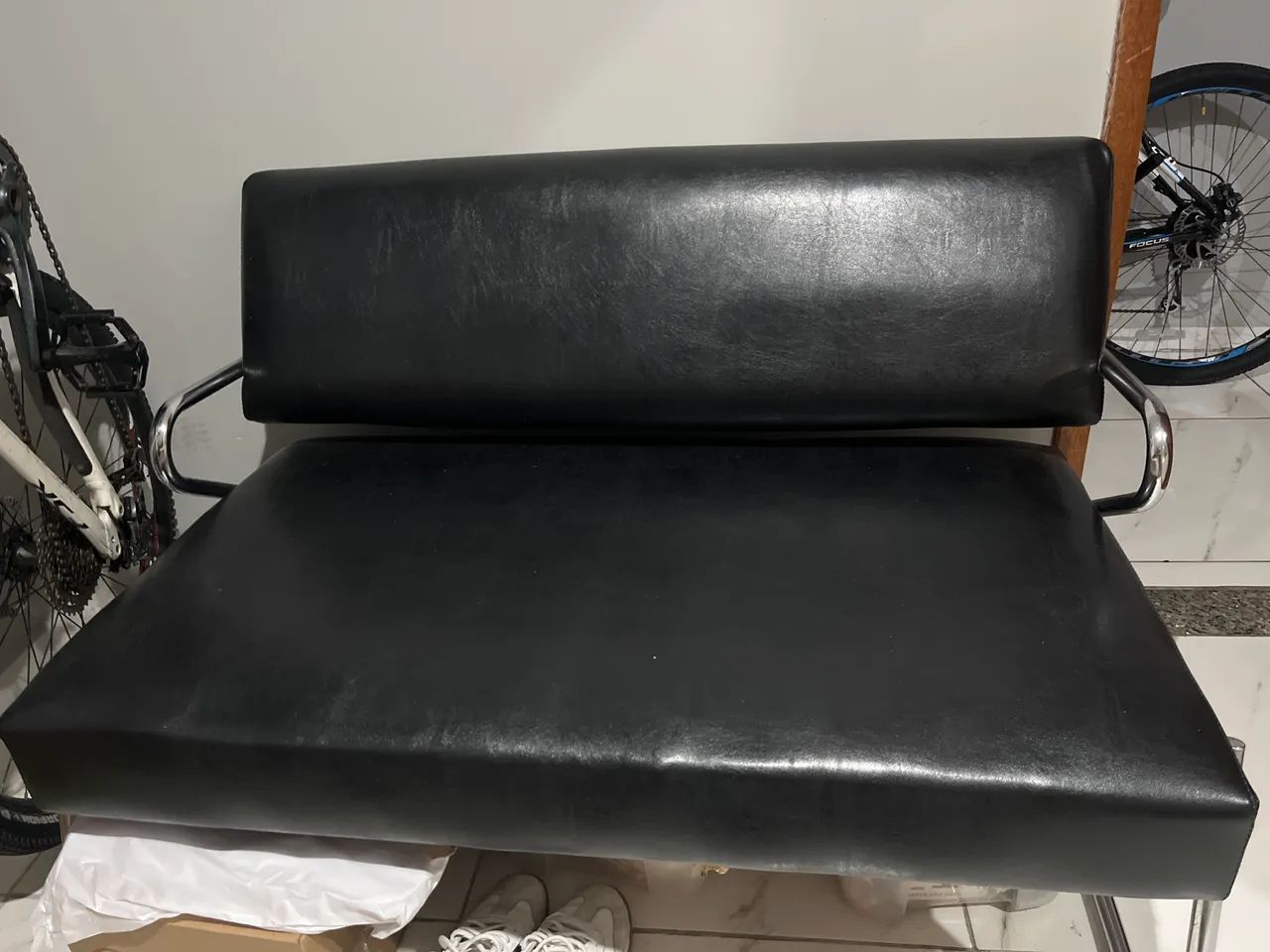Sofá couro novo 1,10 ccm x 63 cm