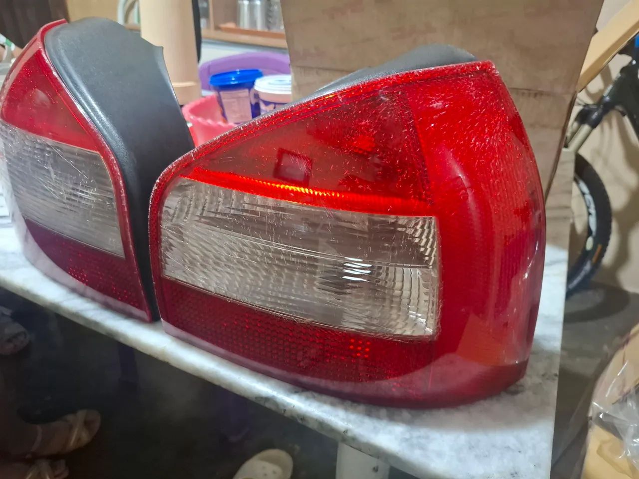 Vendo par de lanternas AUDI A3 99 ao 2006 originais.