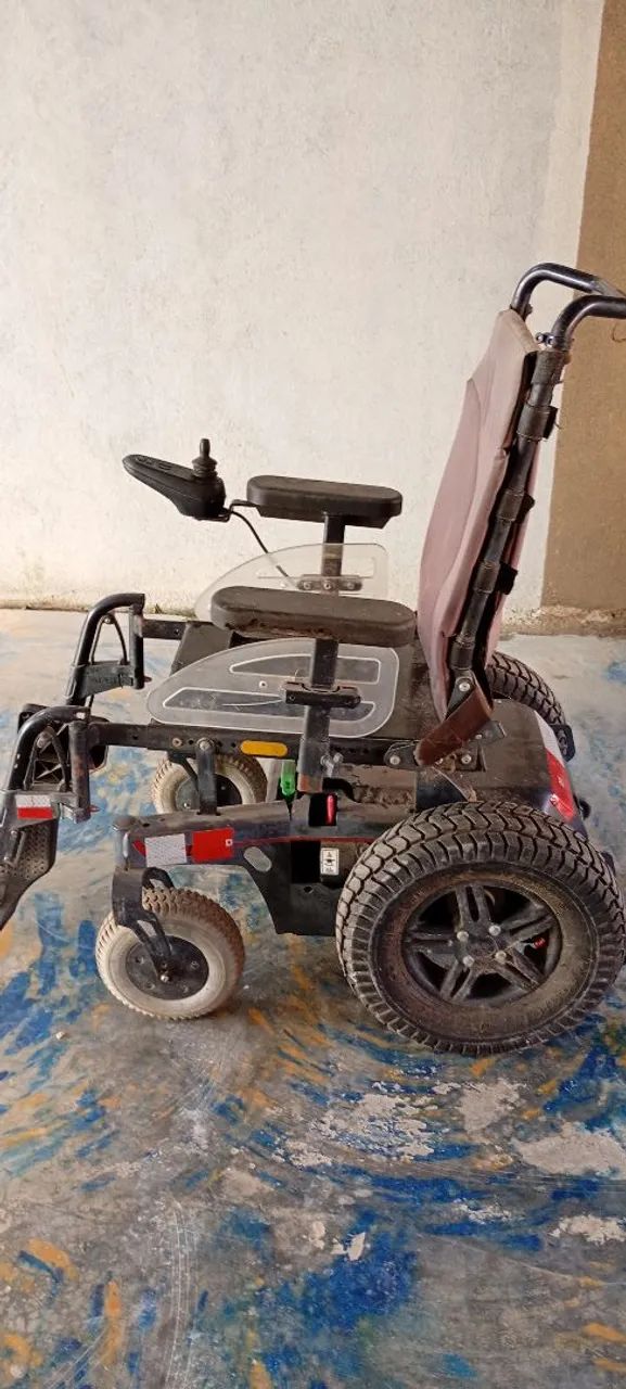 Vendo cadeira de rodas Normal e Motorizada - Foto 4