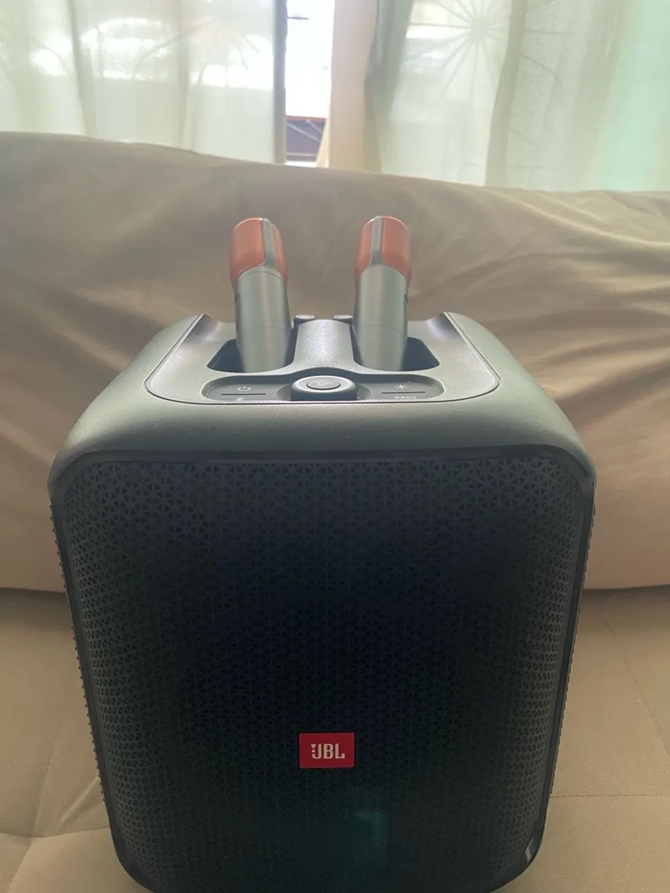 Caixa JBL partybox + 2 microfones