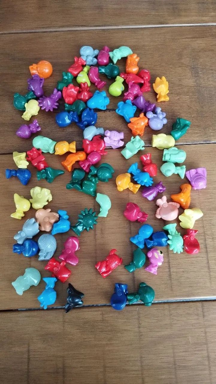 81 Gogo's Crazy Bones Urban Toys da Panini, 56 figurinhas duplas e