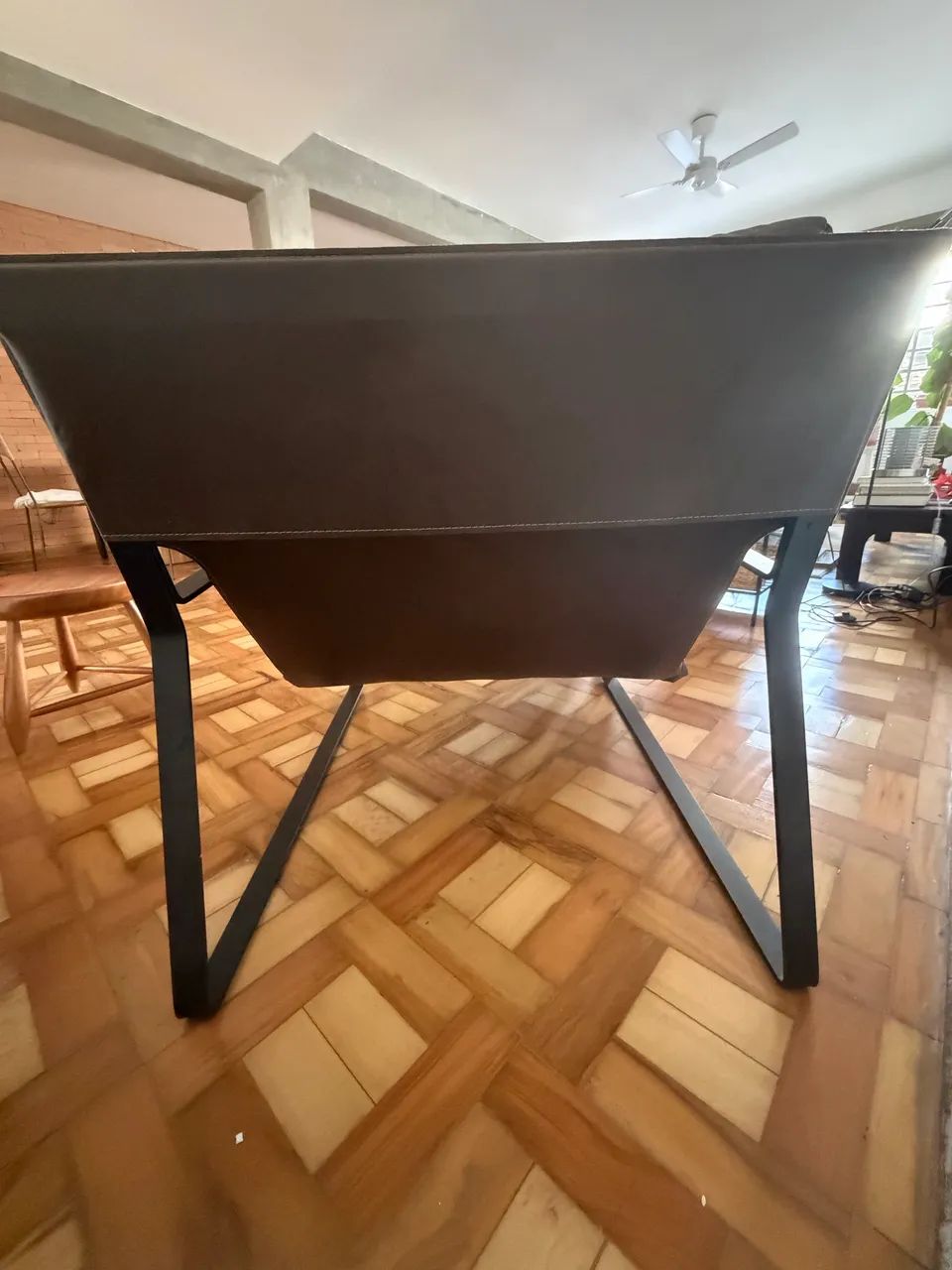 Poltrona e banqueta Estúdio Massimo em couro café - Foto 4