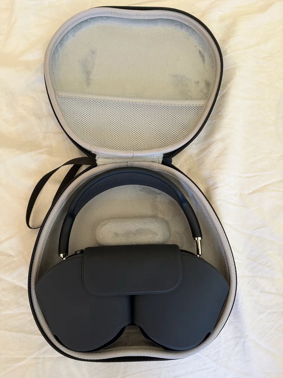 AirPods Max com case de luxo415985309068175360