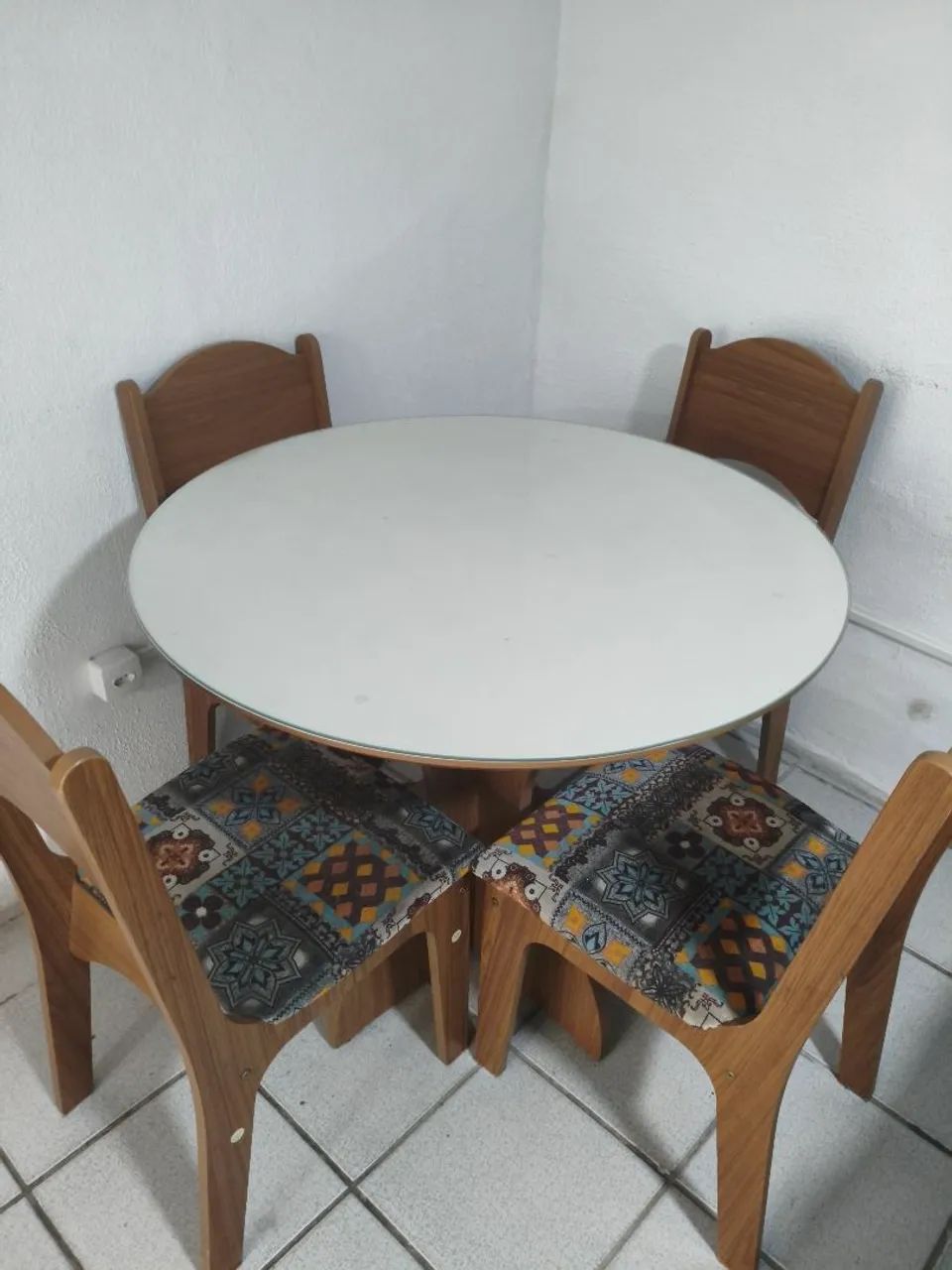 Mesa redonda laqueada com tampo de vidro - Foto 2