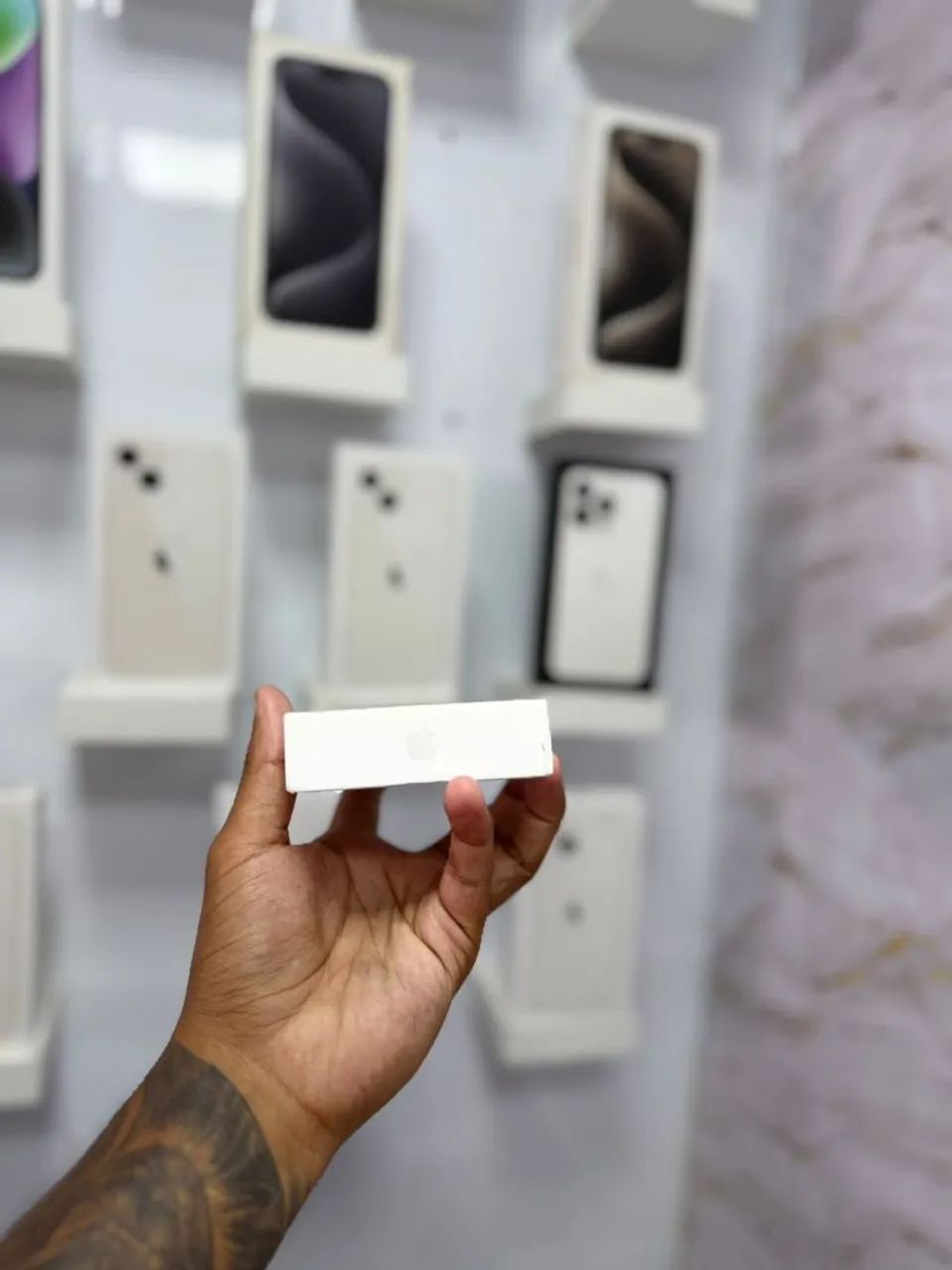 IPHONE 16e 128GB NOVO<br>R$ 3.799,00 - Foto 3