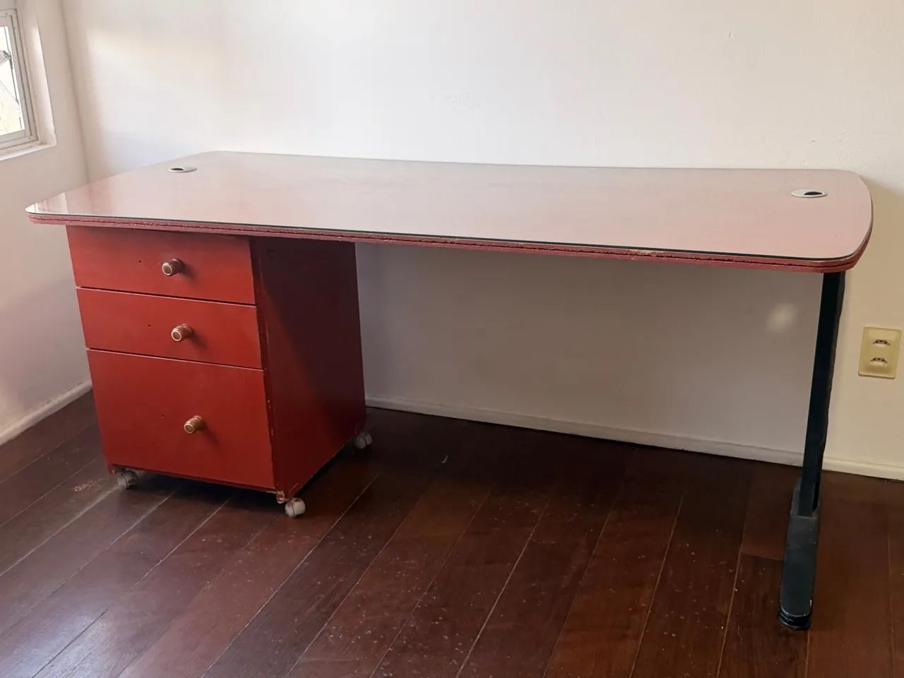 Mesa de estudo grande com vidro e com gaveteiro - Foto 3