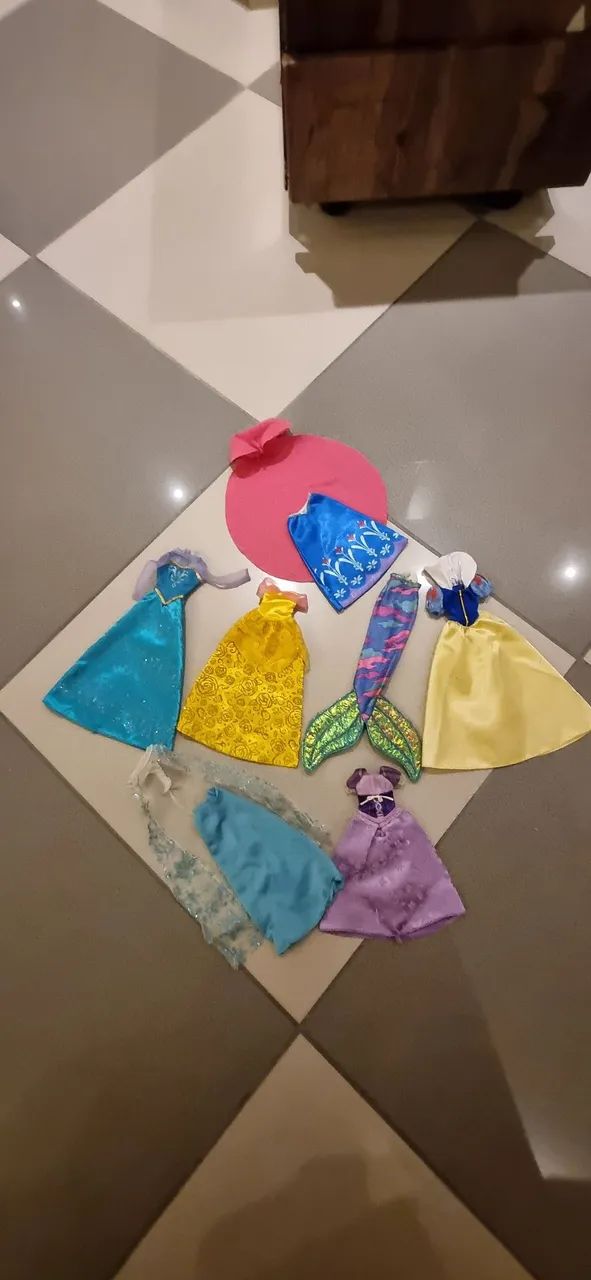 Lote de roupas de Princesas da Disney. - Foto 2