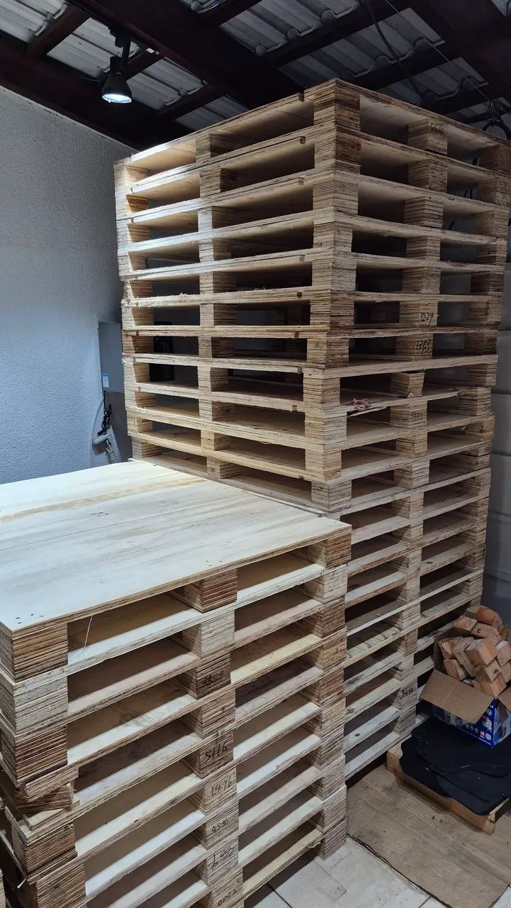 Pallets seminovos compensado resistente medida 1.30mt por 1.10mt, entregamos. 