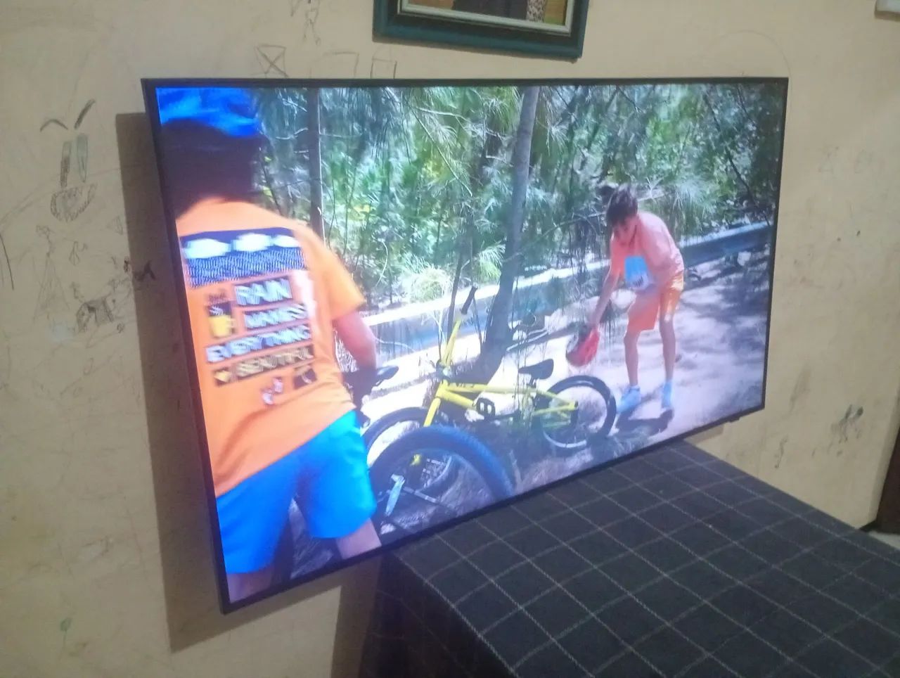 Tv smartv 65 polegadas Samsung semi nova, funcionando perfeitamente tudo. - Foto 2