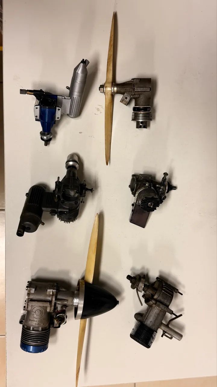 Motor aeromodelo combustão - Lote com 9, mais hélices e tanques! Barbada!