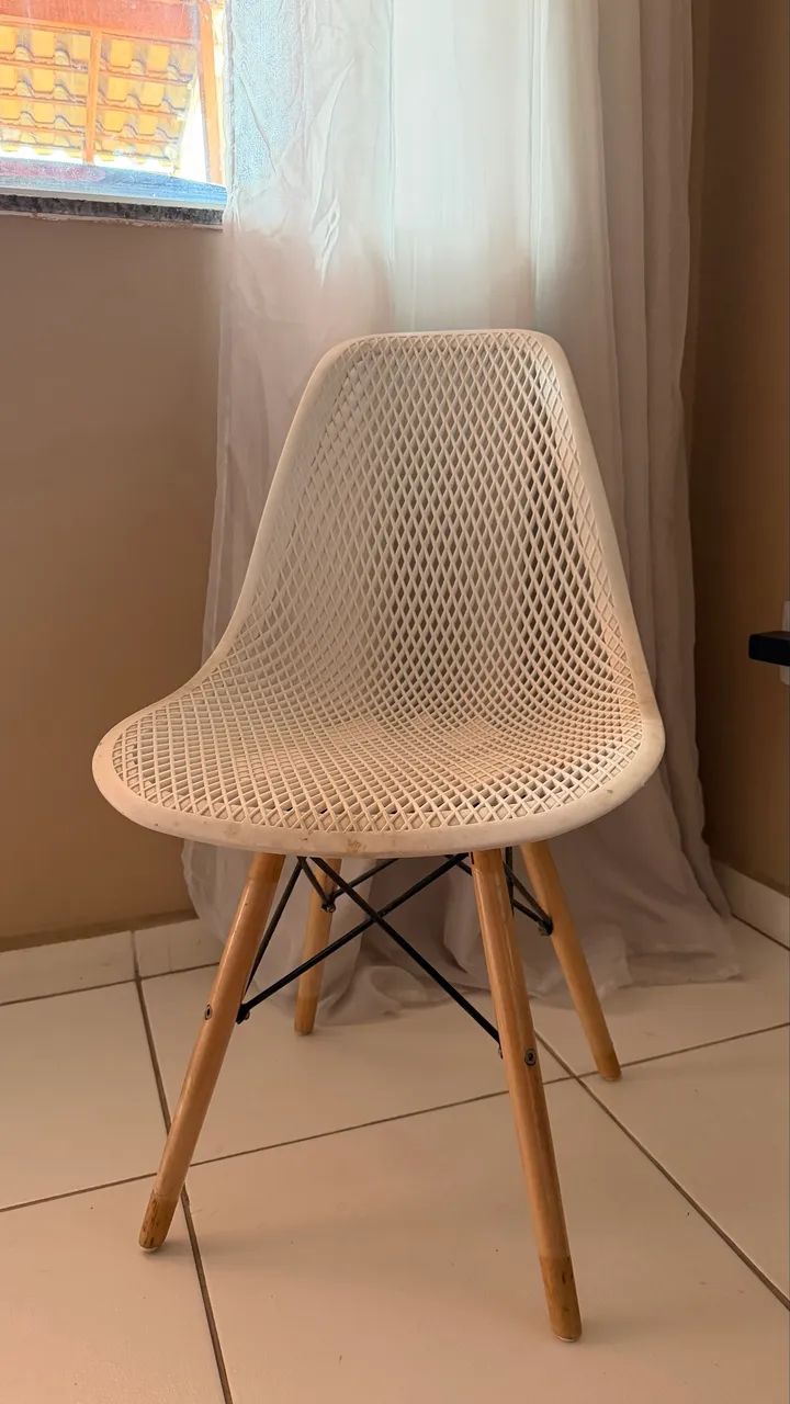 Kit com 3 Cadeiras Estilo Eames Brancas - Pés de Madeira