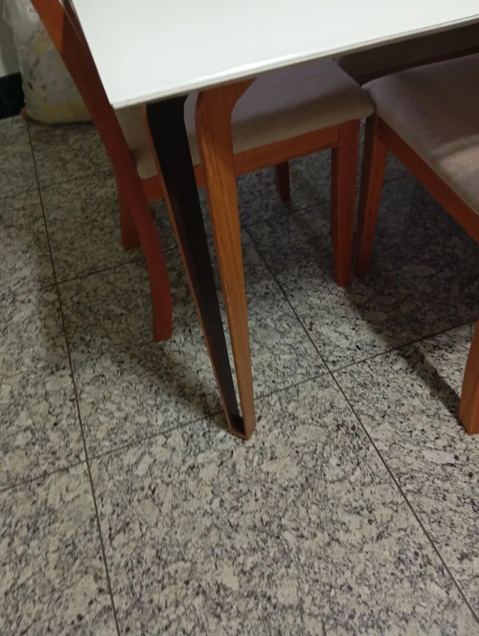 Mesa Melina de design para 8 lugares com ou sem cadeiras 