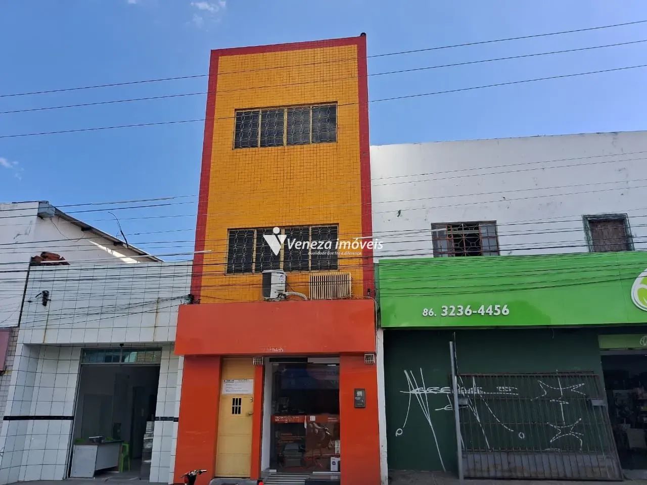 Prédio comercial com três pavimentos no Dirceu  R$ 300 mil