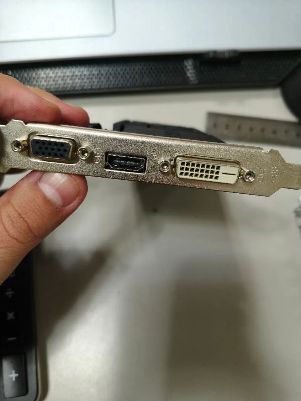 Placa de Vídeo AMD PCyes Radeon 2GB - Foto 2