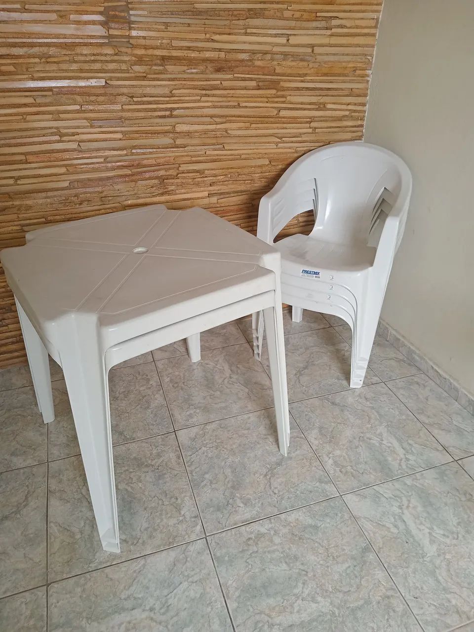 2 messas e 4 cadeiras novas de plástico resistente 