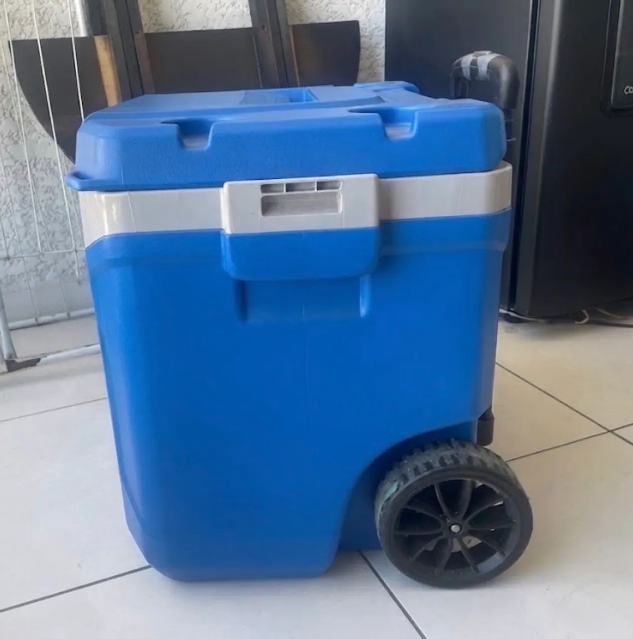 Cooler Igloo Grande com Rodinhas - Azul e Branco | Conservado - Foto 2