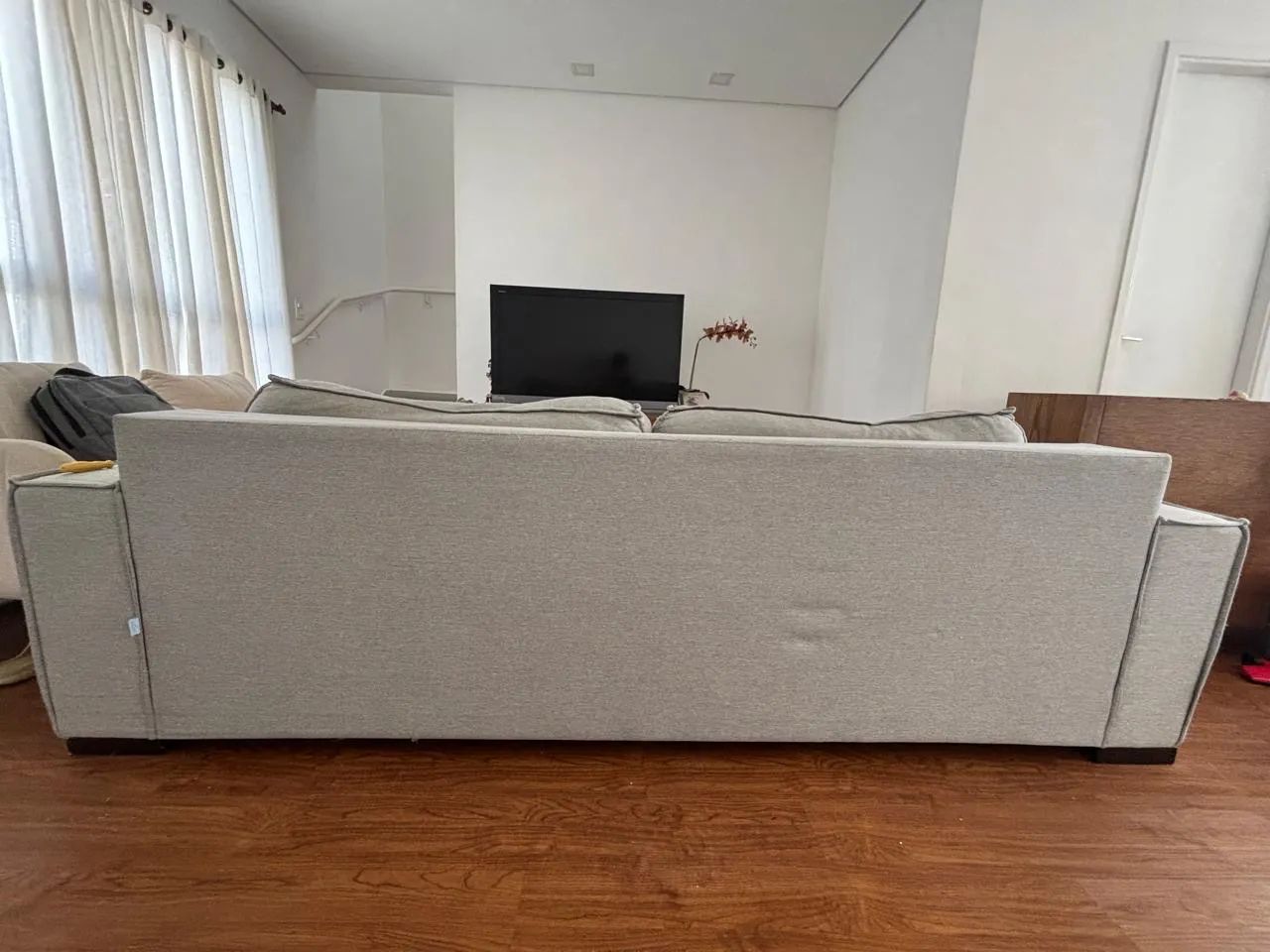 Sofá 4/5 Lugares Cinza Claro Estilo Living Moderno - Excelente Estado - Foto 2