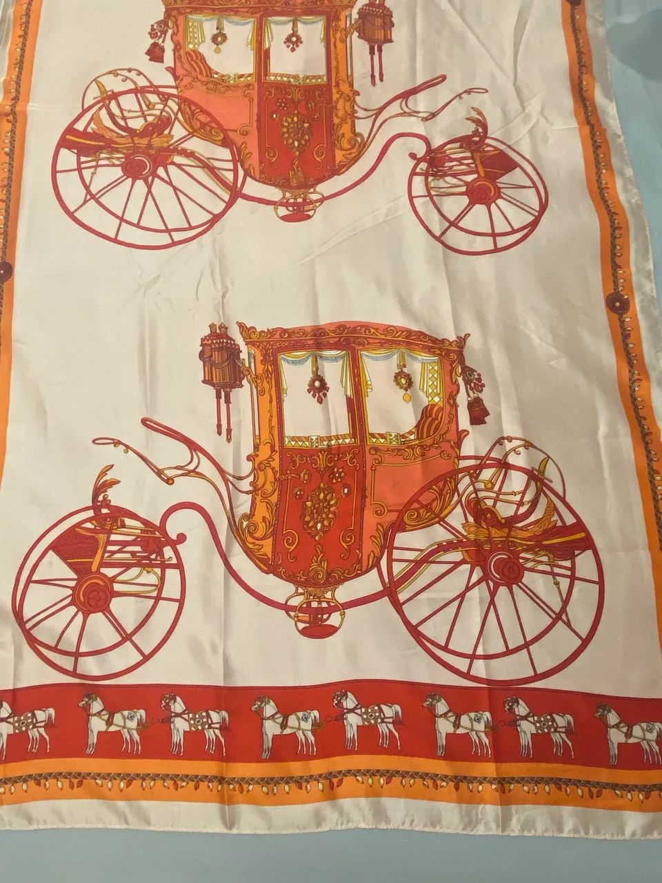 Lenço inspirado da marca francesa Hermes com detalhes em rosa vermelho e laranja carruagem - Foto 4