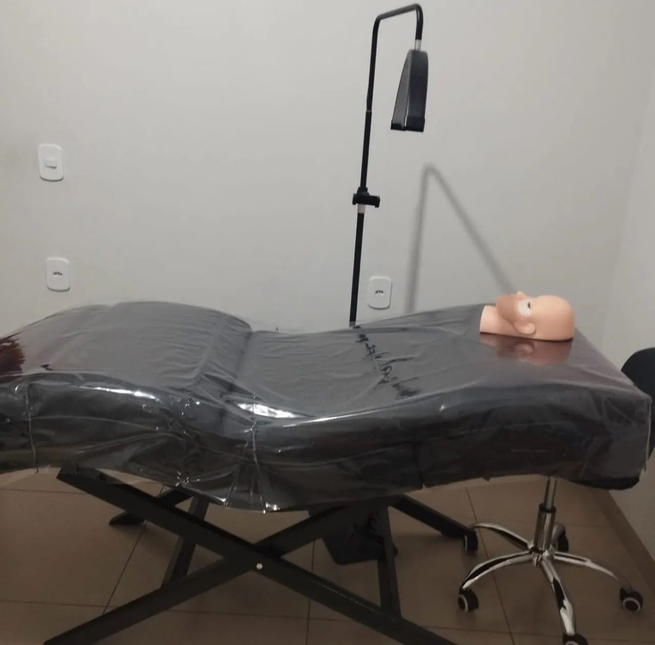 Vende se maca de estética ,com massageador,e capa de proteção 