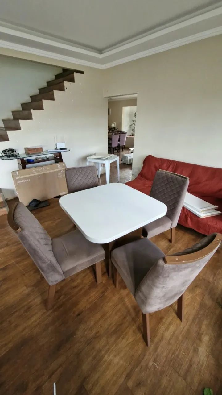 Mesa de Jantar com quatro cadeiras 