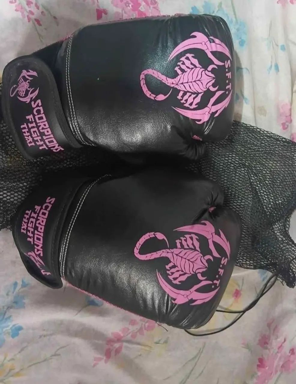 Luva de boxe rosa escorpiao