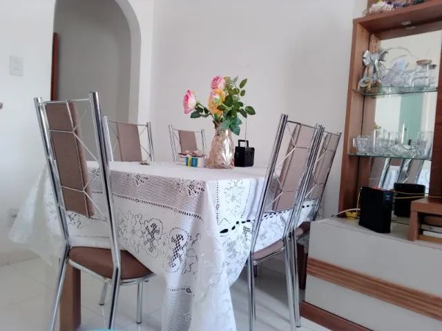 Estante e mesa de 6 cadeiras 