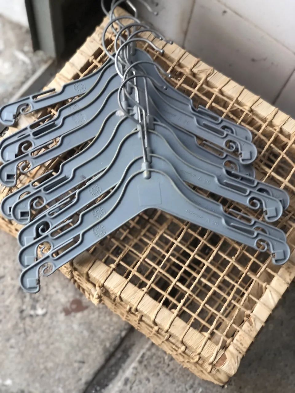 Cabide para roupas A26 plastico c/ 100 