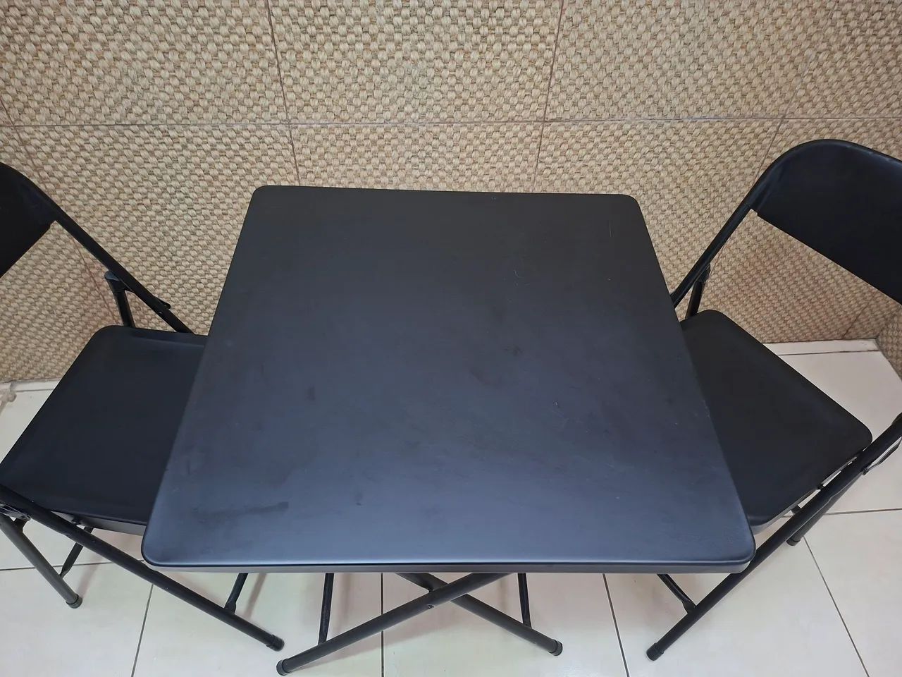 Mesa de Alumínio Preta com 2 Cadeiras - Bom estado - Foto 2