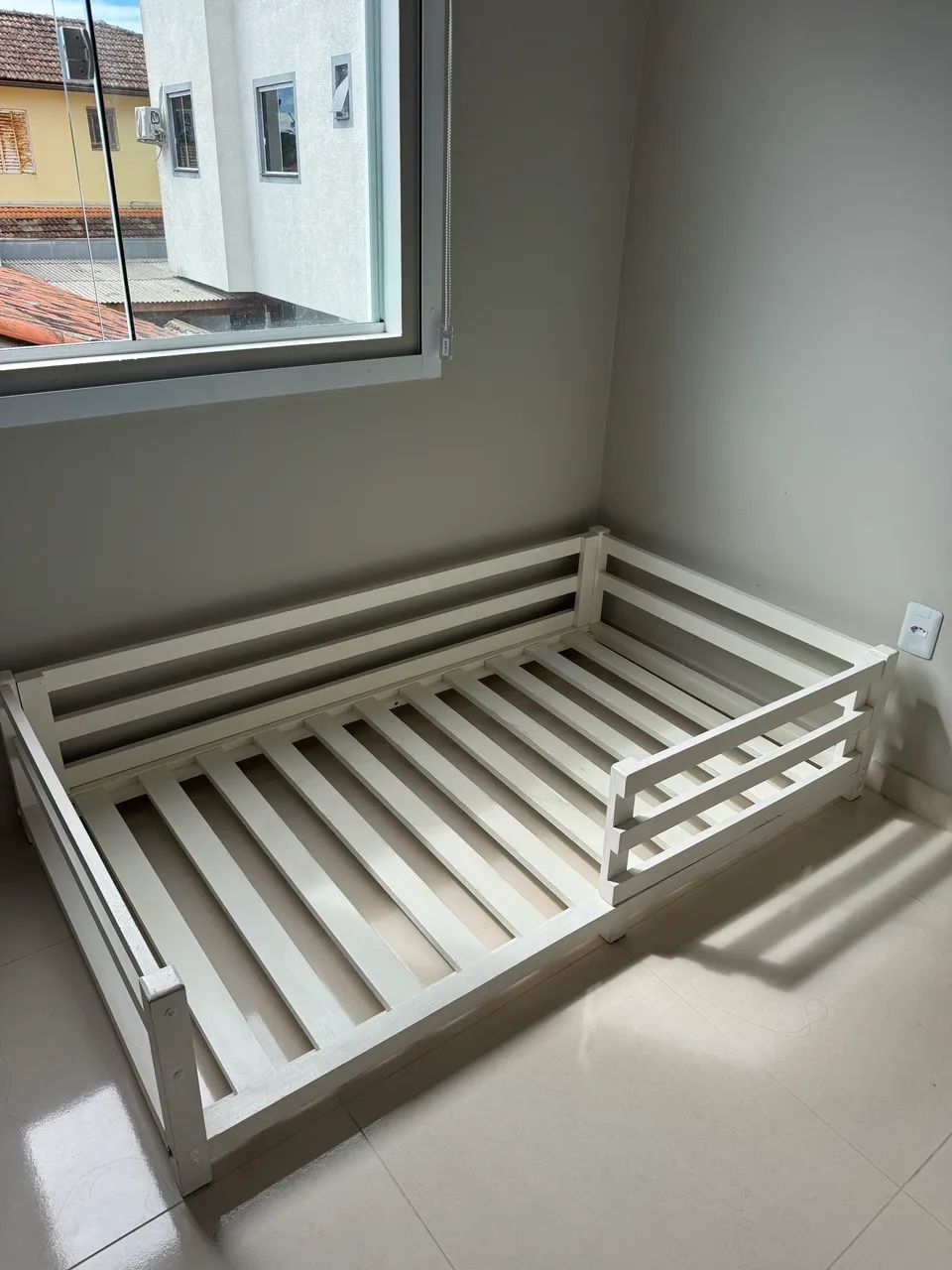Cama montessoriana infantil 