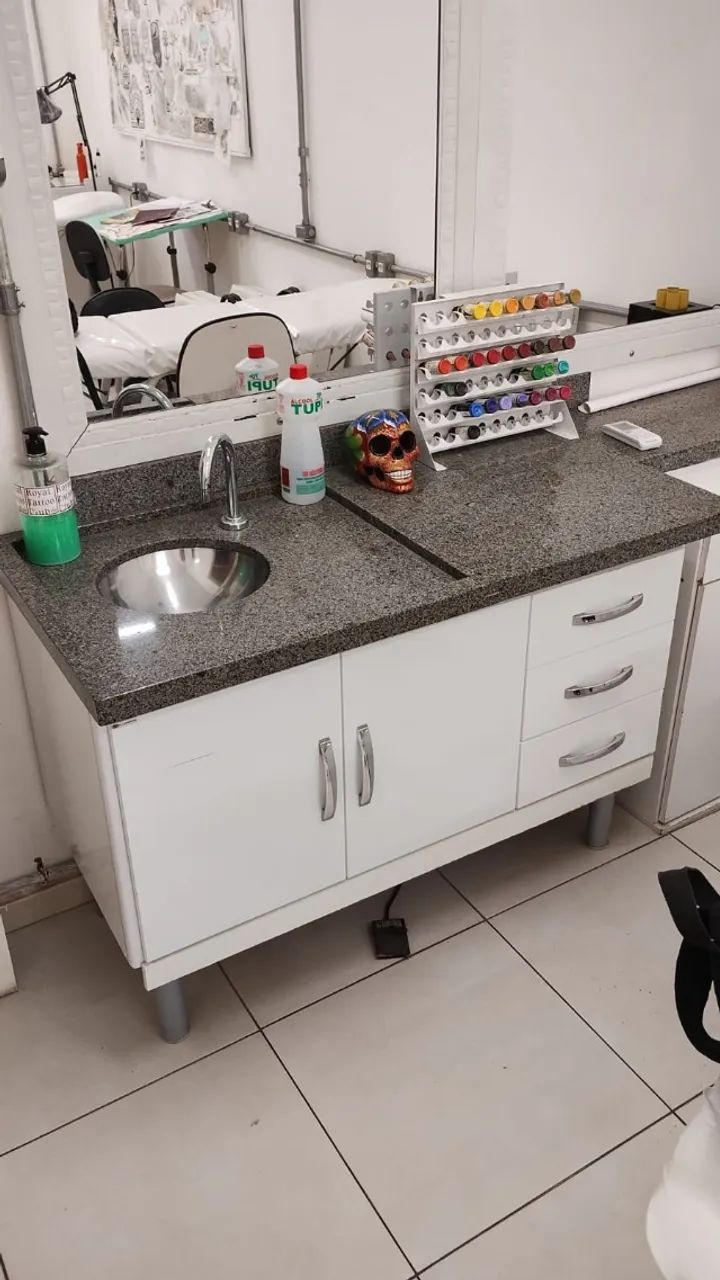 Armário com pia de granito 