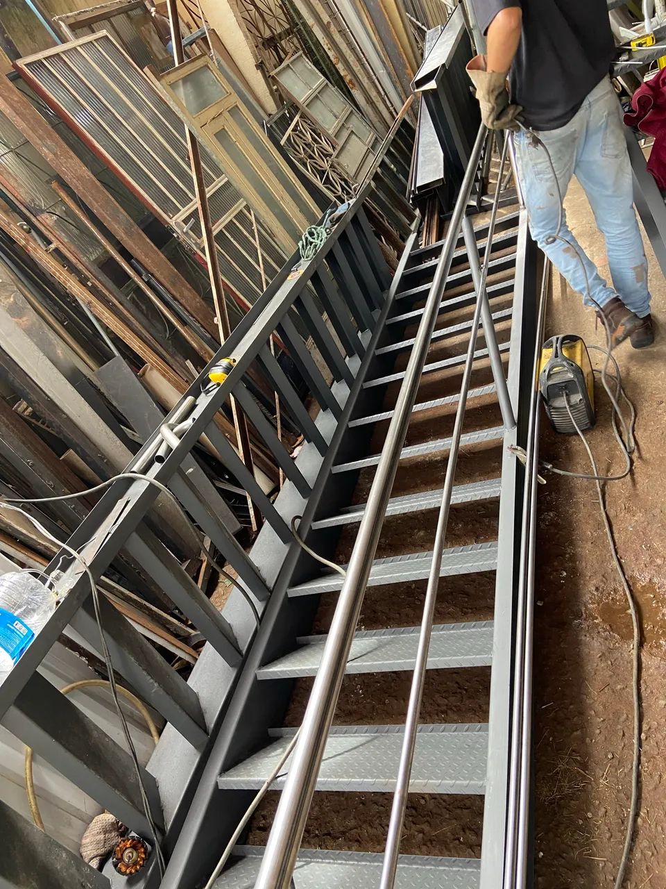 Escada antiderrapante com corrimão - Foto 2