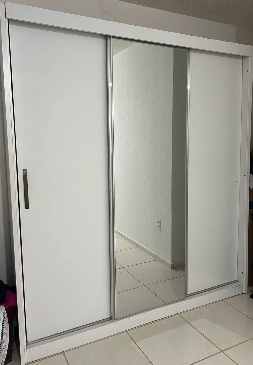 QUARDA ROUPA - 3 portas de correr - 1 com espelho - Foto 2