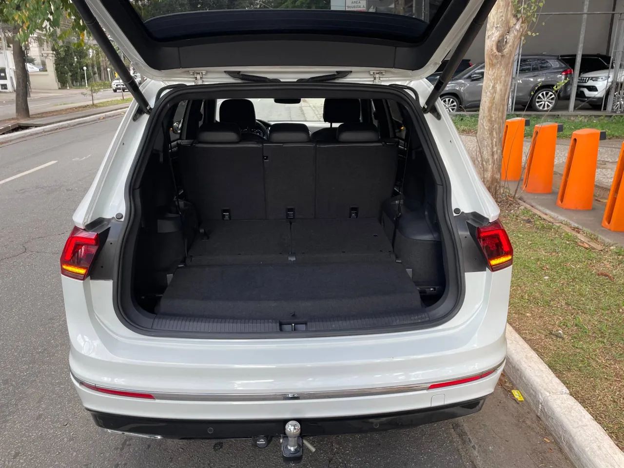 Volkswagen Tiguan Allspac R-Line 350 TSI 2.0 4x4, foto 18 de 19