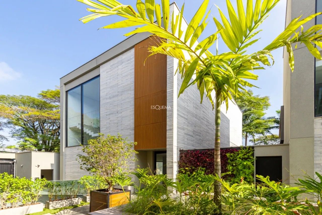 Casa nova de condominio com projeto de João Armentano