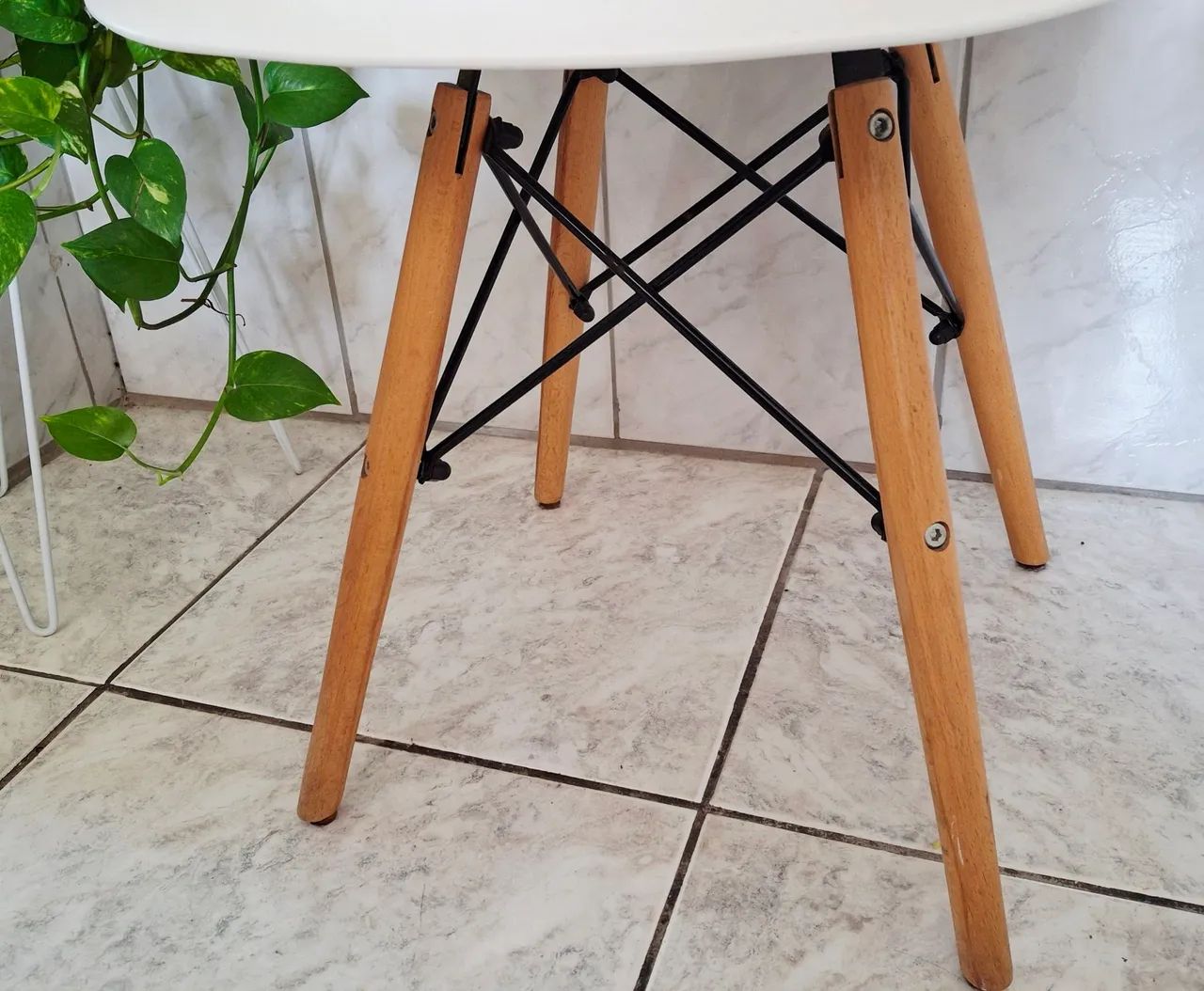 JOGO DE CADEIRAS Eames Eiffel (Pé Palito Assento branco)  - IMPECÁVEL  - Foto 3