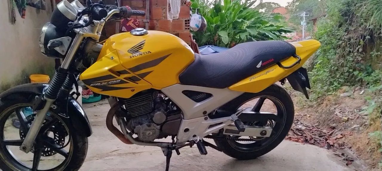 Pra vender ligeiro Twister ano 2007 CBX 250 cor amarela em perfeito estado de conservação  - Foto 5