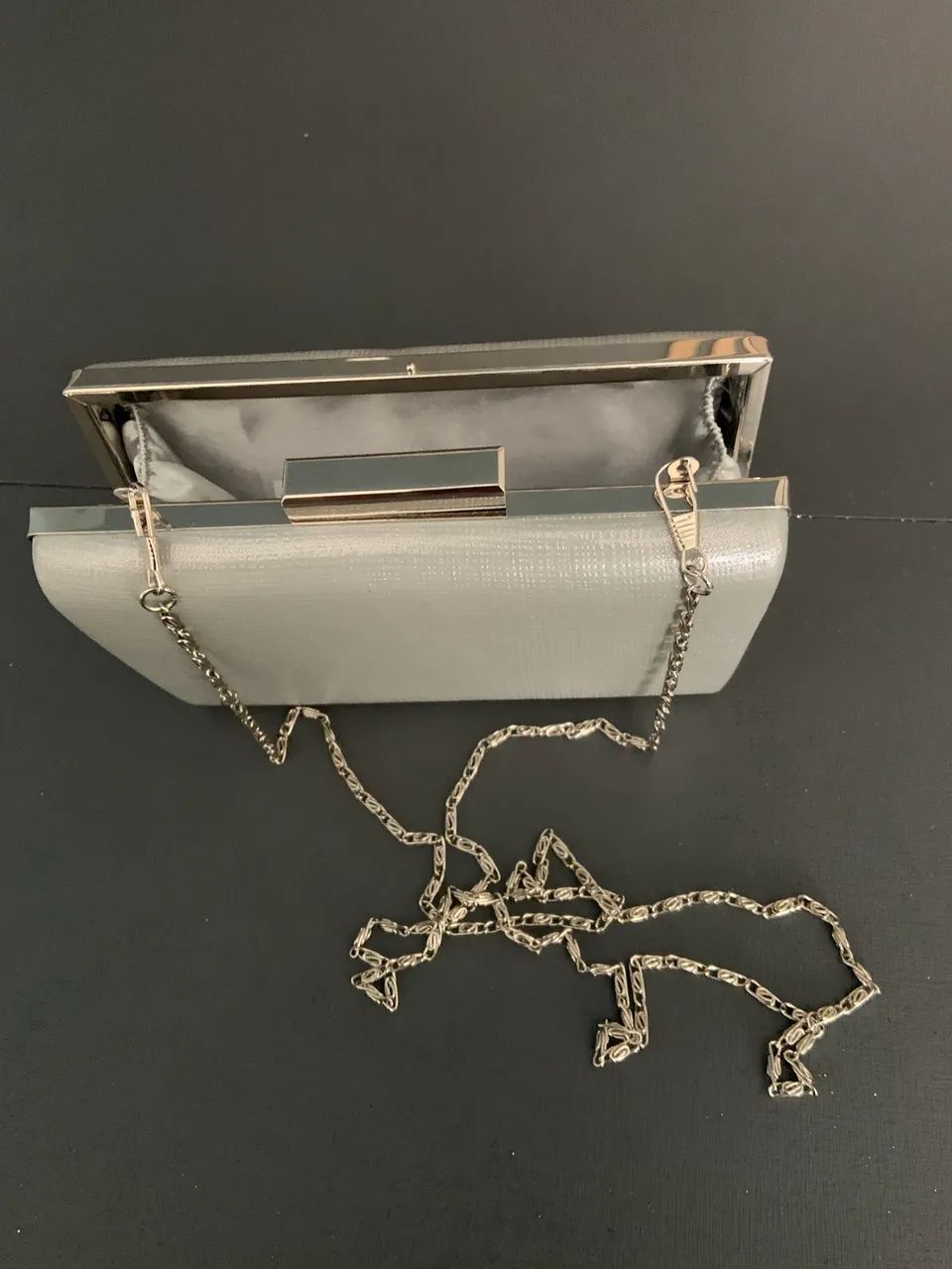 Bolsa para festa estilo clutche com leve textura e al ça chic - Foto 4